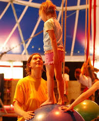 enfant sur un ballon